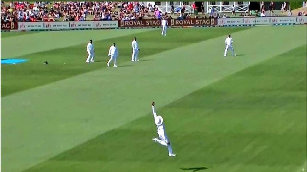 ഇന്ത്യന് ടീമിലെ 'തട്ടിക്കൂട്ട് താരത്തെ' പ്രശംസിച്ച് സഞ്ജയ് മഞ്ജരേക്കര് ഇന്ത്യന് ടീമിലെ 'തട്ടിക്കൂട്ട് താരത്തെ' പ്രശംസിച്ച് സഞ്ജയ് മഞ്ജരേക്കര്