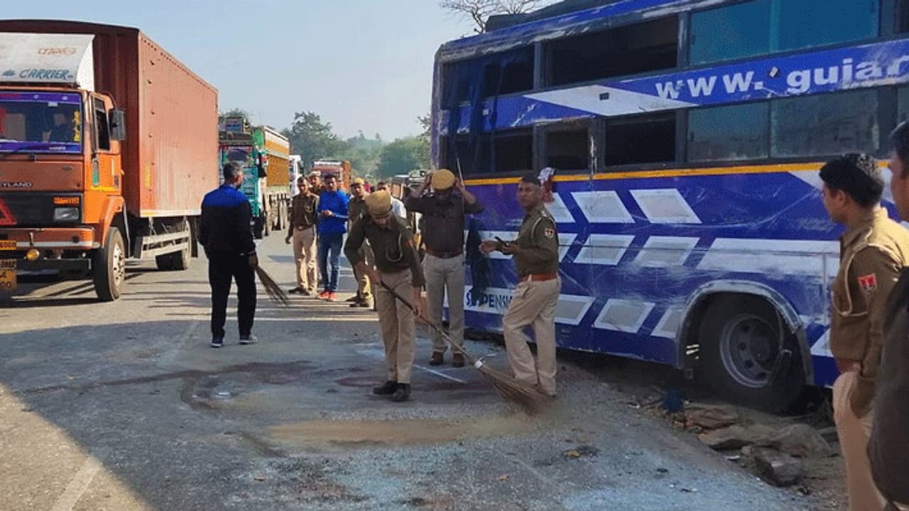 छात्रों को ले जा रही बस का अयोध्या में एक्सीडेंट, 25 छात्र घायल