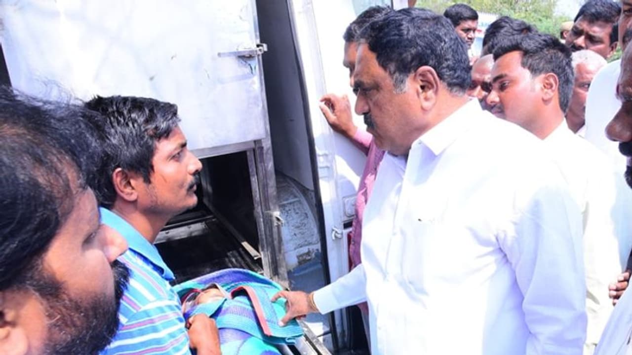 పట్టణ ప్రగతికి చిన్నారి బలి: గోడ కూలి బాలిక మృతి, పరామర్శించిన ఎర్రబెల్లి