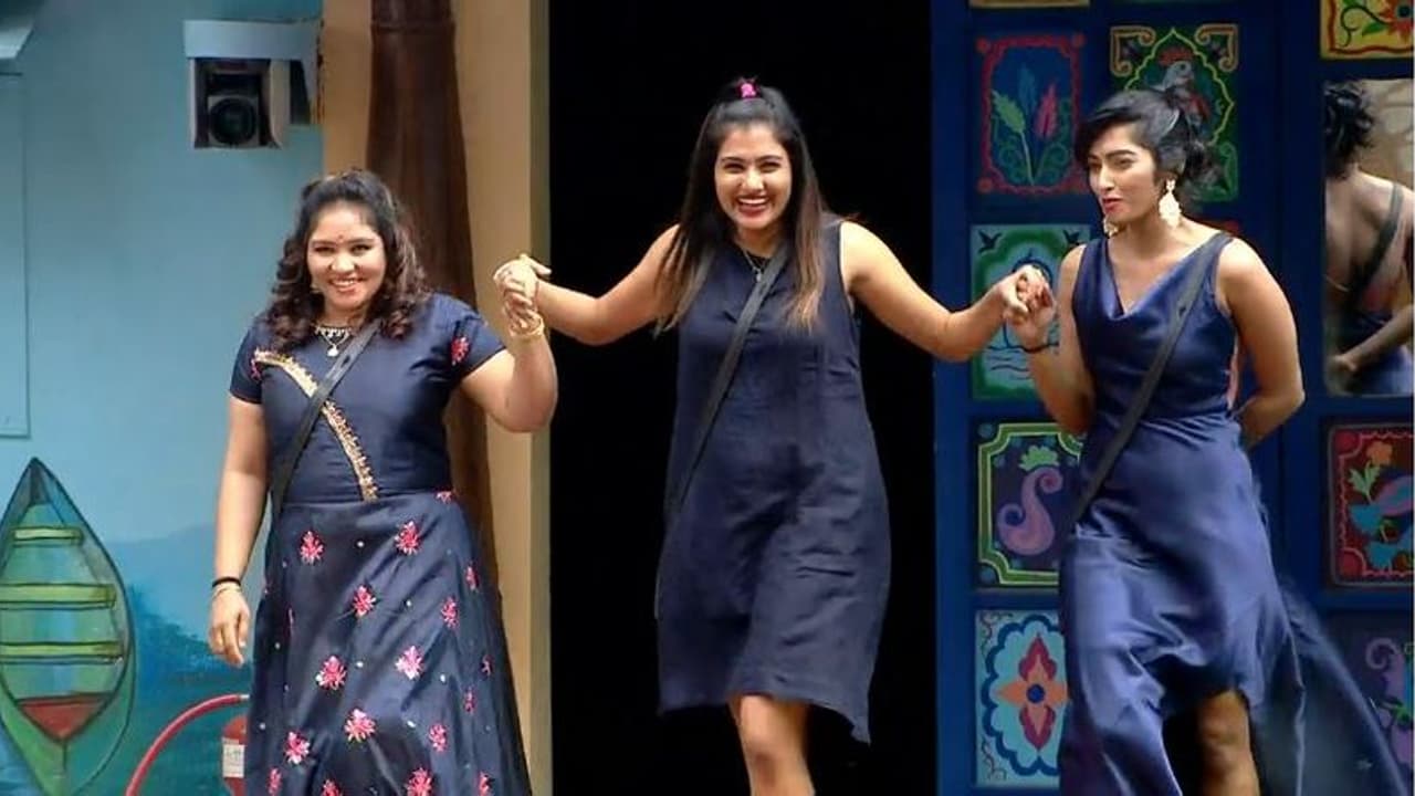 ബിഗ് ബോസില് തിരിച്ചെത്തിയ രേഷ്മ, എലീന, ദയ എന്നിവരെ കെട്ടിപ്പിടിച്ച് വരവേറ്റ് രജിത്തും കൂട്ടരും ബിഗ് ബോസില് തിരിച്ചെത്തിയ രേഷ്മ, എലീന, ദയ എന്നിവരെ കെട്ടിപ്പിടിച്ച് വരവേറ്റ് രജിത്തും കൂട്ടരും