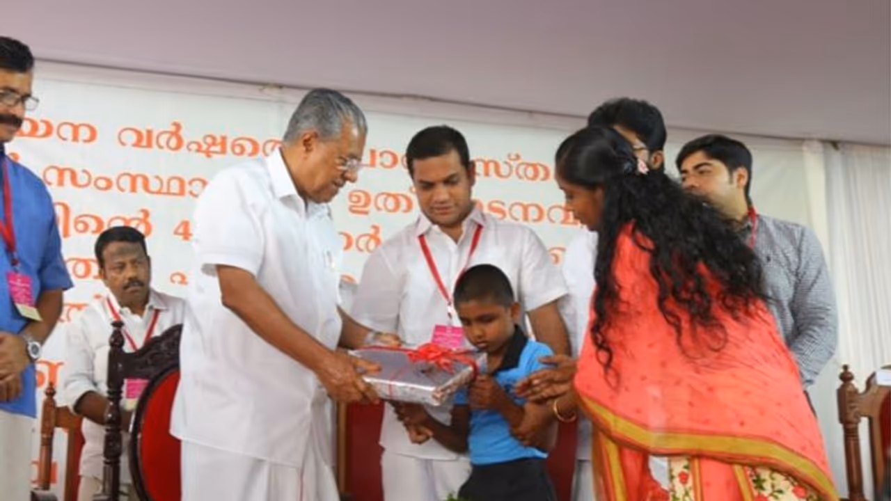 വാക്ക് പാലിച്ച് പിണറായി സര്ക്കാര്; അടുത്തവര്ഷത്തേക്കുള്ള പാഠപുസ്തകം തയ്യാര് വാക്ക് പാലിച്ച് പിണറായി സര്ക്കാര്; അടുത്തവര്ഷത്തേക്കുള്ള പാഠപുസ്തകം തയ്യാര്