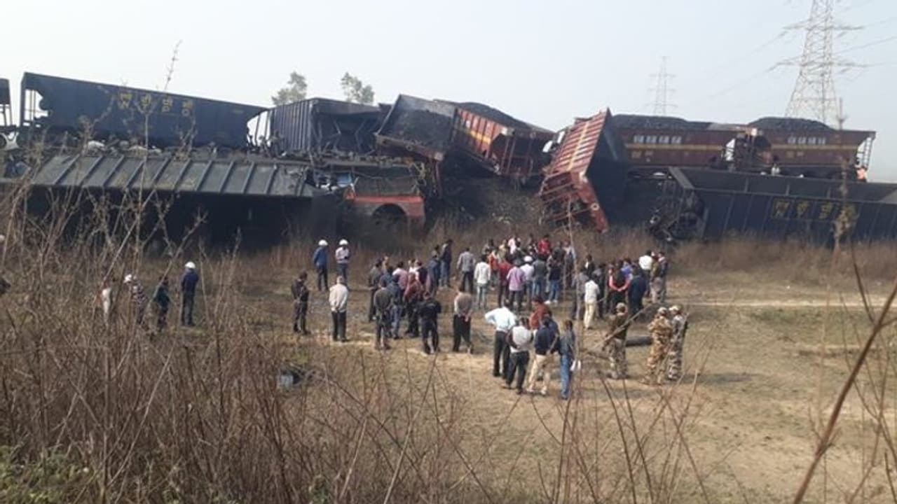 മധ്യപ്രദേശില് ഗുഡ്സ് ട്രെയിനുകള് കൂട്ടിയിടിച്ച് മൂന്നുപേര് മരിച്ചു മധ്യപ്രദേശില് ഗുഡ്സ് ട്രെയിനുകള് കൂട്ടിയിടിച്ച് മൂന്നുപേര് മരിച്ചു