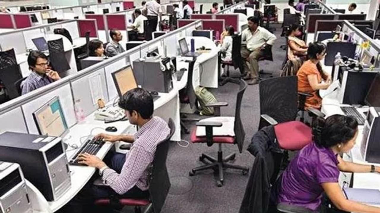 EPF जमा पर सरकार ले सकती है बड़ा फैसला! 6 करोड़ अंशधारक को मिल सकता है 8.65% ब्याज EPF जमा पर सरकार ले सकती है बड़ा फैसला! 6 करोड़ अंशधारक को मिल सकता है 8.65% ब्याज