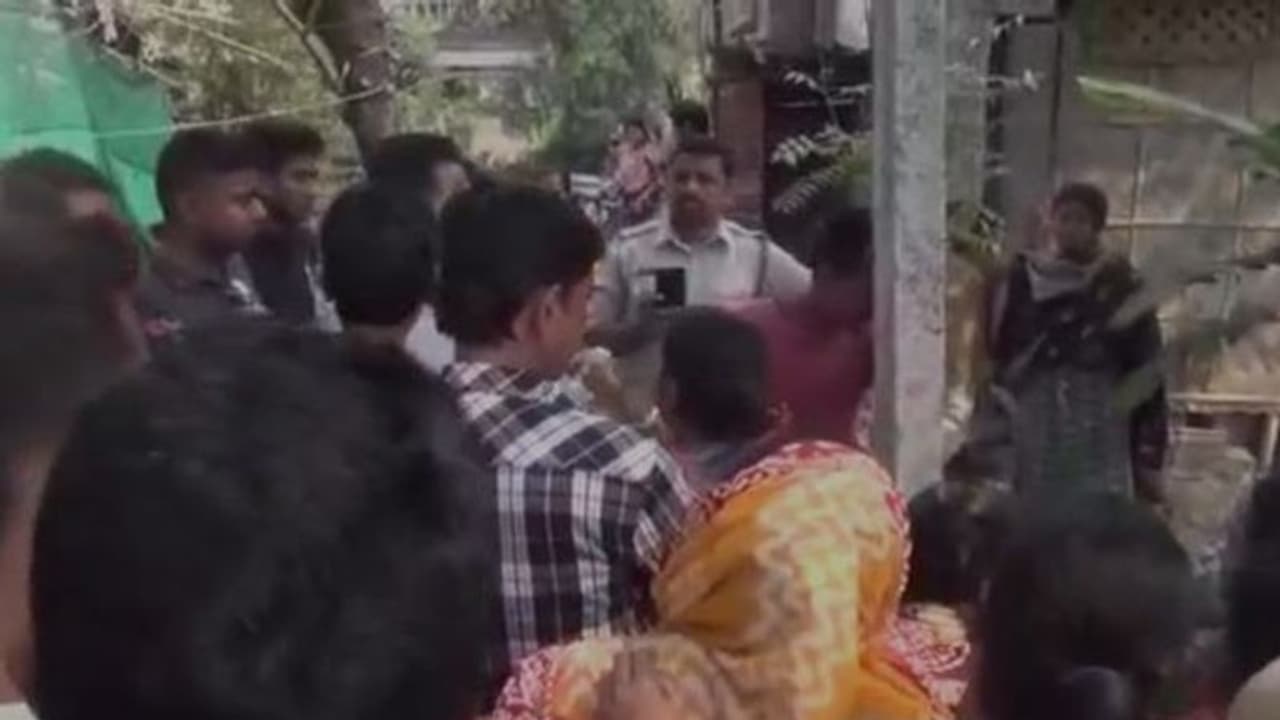 'অত্যাচারে ঘরছাড়া স্ত্রী', বৃদ্ধা মা কে কুপিয়ে খুন করল ছেলে 'অত্যাচারে ঘরছাড়া স্ত্রী', বৃদ্ধা মা কে কুপিয়ে খুন করল ছেলে