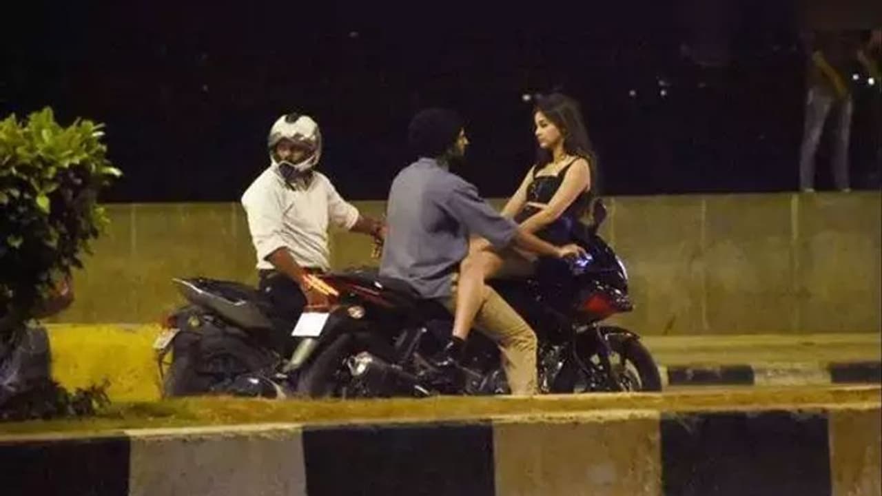 లీక్ ఫొటోలు: హీరోయిన్ ని ముందు కూర్చోబెట్టుకుని విజయ్ దేవరకొండ లీక్ ఫొటోలు: హీరోయిన్ ని ముందు కూర్చోబెట్టుకుని విజయ్ దేవరకొండ