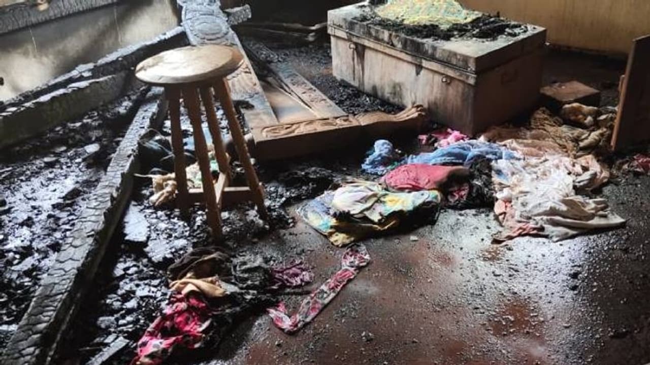 വീടിന് തീപിടിച്ച് മുറി കത്തിനശിച്ചു; കിടപ്പുരോഗി അത്ഭുതകരമായി രക്ഷപെട്ടു വീടിന് തീപിടിച്ച് മുറി കത്തിനശിച്ചു; കിടപ്പുരോഗി അത്ഭുതകരമായി രക്ഷപെട്ടു