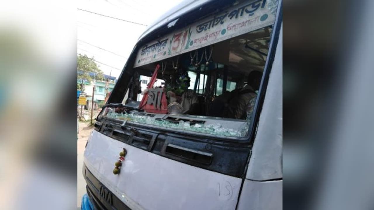 অমিত শাহের সভার আসার পথে বাসে 'হামলা', মার খেলেন বিজেপি সমর্থকরা অমিত শাহের সভার আসার পথে বাসে 'হামলা', মার খেলেন বিজেপি সমর্থকরা