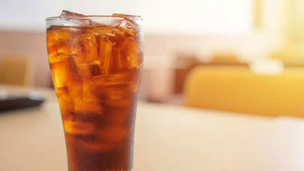 'ഹെവി'യായി ഭക്ഷണം കഴിക്കുന്നതിനിടെ ശീതളപാനീയങ്ങള് കുടിക്കുമ്പോള്... 'ഹെവി'യായി ഭക്ഷണം കഴിക്കുന്നതിനിടെ ശീതളപാനീയങ്ങള് കുടിക്കുമ്പോള്...