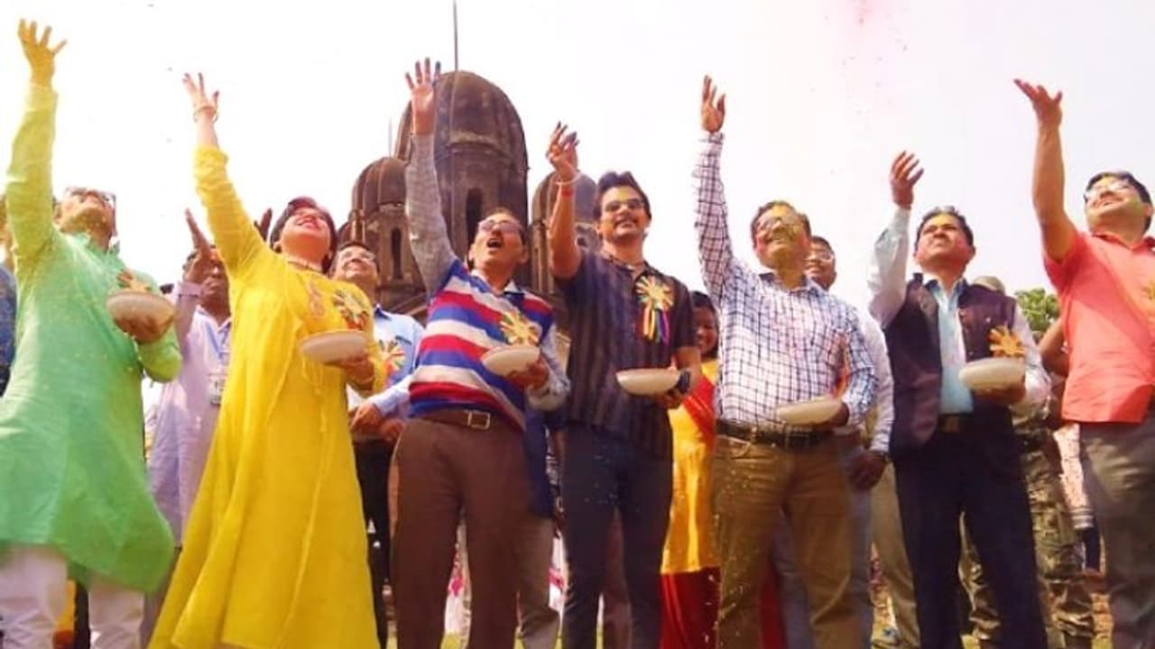 হিংসার আবহে সম্প্রীতির বসন্ত,হিন্দু উৎসবের আয়োজক মুসলিম ইয়াসিন হিংসার আবহে সম্প্রীতির বসন্ত,হিন্দু উৎসবের আয়োজক মুসলিম ইয়াসিন