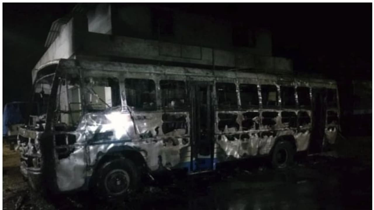 കുമളിയില് നിര്ത്തിയിട്ടിരുന്ന ബസിന് തീപിടിച്ചു; ക്ലീനര് മരിച്ചു കുമളിയില് നിര്ത്തിയിട്ടിരുന്ന ബസിന് തീപിടിച്ചു; ക്ലീനര് മരിച്ചു