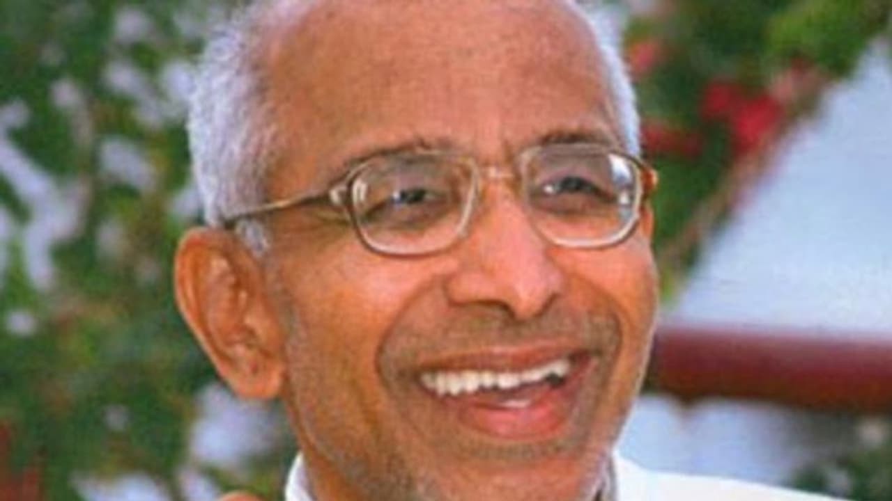 ಸಿದ್ಧೇಶ್ವರ ಶ್ರೀಗಳ ಪ್ರವಚನಕ್ಕೆ ವಿಧ್ಯುಕ್ತ ಚಾಲನೆ: ಭಕ್ತರಿಗೆ ದರ್ಶನ ನೀಡಿದ ನಡೆದಾಡುವ ದೇವರು ಸಿದ್ಧೇಶ್ವರ ಶ್ರೀಗಳ ಪ್ರವಚನಕ್ಕೆ ವಿಧ್ಯುಕ್ತ ಚಾಲನೆ: ಭಕ್ತರಿಗೆ ದರ್ಶನ ನೀಡಿದ ನಡೆದಾಡುವ ದೇವರು