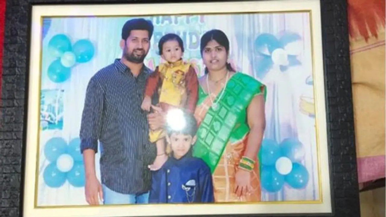 హైద్రాబాద్లో విషాదం: ఒకే కుటుంబానికి చెందిన నలుగురు ఆత్మహత్య హైద్రాబాద్లో విషాదం: ఒకే కుటుంబానికి చెందిన నలుగురు ఆత్మహత్య