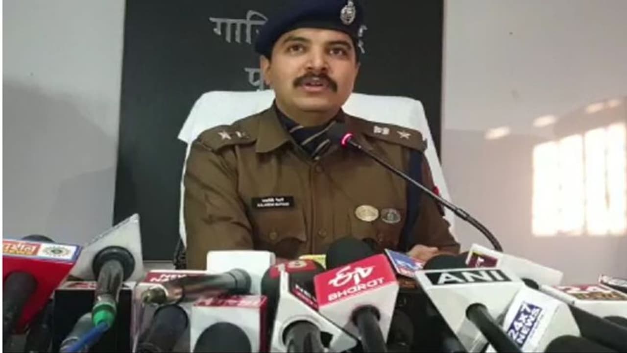 पार्क में टहलने निकले थे ADM , रिटायर्ड फौजी आया, आते ही क्रिकेट बैट से शुरू कर दी पिटाई पार्क में टहलने निकले थे ADM , रिटायर्ड फौजी आया, आते ही क्रिकेट बैट से शुरू कर दी पिटाई