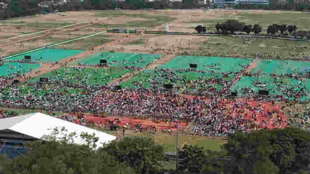 JDU की रैली में नहीं जुटे लोग, कार्यकर्ताओं के बैठने के लिए बिछाए ग्रीन कारपेट भी रहा खाली JDU की रैली में नहीं जुटे लोग, कार्यकर्ताओं के बैठने के लिए बिछाए ग्रीन कारपेट भी रहा खाली