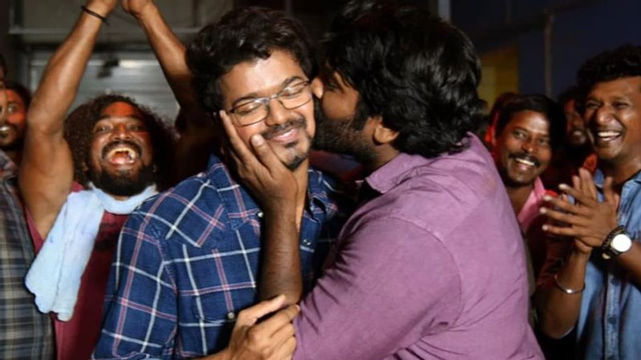 விஜய்க்கு விஜய் சேதுபதி கொடுத்த முத்தம்... எப்படிப்பட்ட சூழ்நிலையில் நடந்தது தெரியுமா? விஜய்க்கு விஜய் சேதுபதி கொடுத்த முத்தம்... எப்படிப்பட்ட சூழ்நிலையில் நடந்தது தெரியுமா?