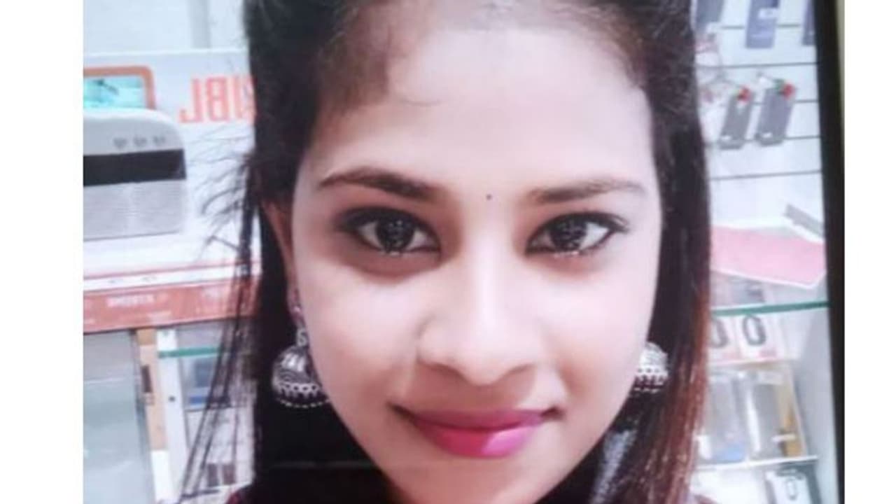 ஓடிப்போன கணவர்... உறவுக்கார வாலிபர் உடன் குடித்தனம்... தூக்கில் தொங்கிய துணை நடிகையின் பகீர் வாழ்க்கை...! ஓடிப்போன கணவர்... உறவுக்கார வாலிபர் உடன் குடித்தனம்... தூக்கில் தொங்கிய துணை நடிகையின் பகீர் வாழ்க்கை...!