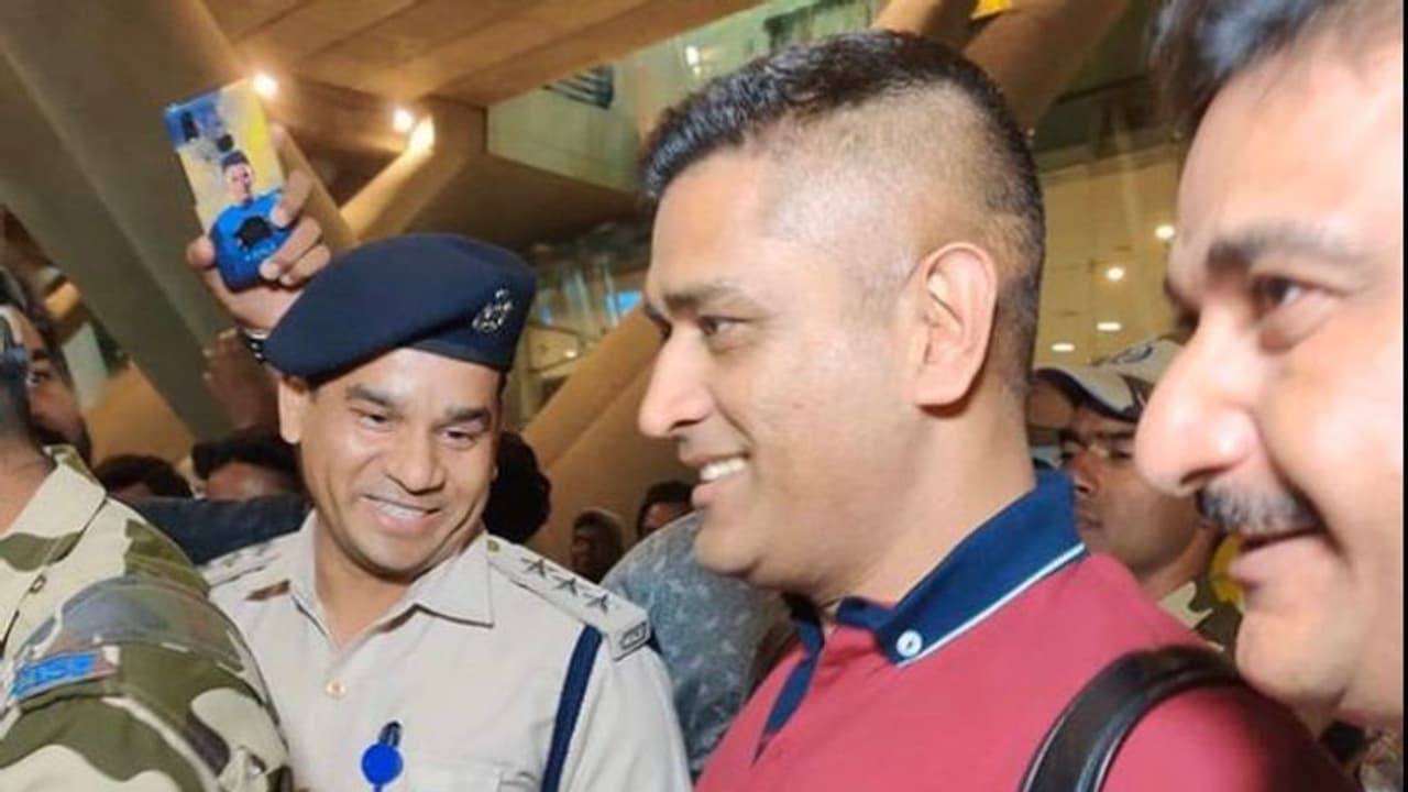 IPL 2020: ಚೆನ್ನೈ ಸೂಪರ್ ಕಿಂಗ್ಸ್ನಿಂದ ಧೋನಿಗೆ ಅದ್ಭುತ ಸ್ವಾಗತ, ವಿಡಿಯೋ ವೈರಲ್ IPL 2020: ಚೆನ್ನೈ ಸೂಪರ್ ಕಿಂಗ್ಸ್ನಿಂದ ಧೋನಿಗೆ ಅದ್ಭುತ ಸ್ವಾಗತ, ವಿಡಿಯೋ ವೈರಲ್