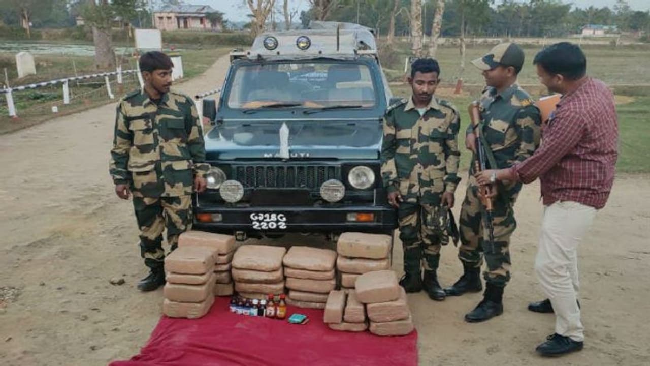 ধৃত ভুয়ো ২ বিএসএফ কর্মী, ছদ্মবেশের আড়ালে গাঁজা পাচারের চেষ্টা ধৃত ভুয়ো ২ বিএসএফ কর্মী, ছদ্মবেশের আড়ালে গাঁজা পাচারের চেষ্টা