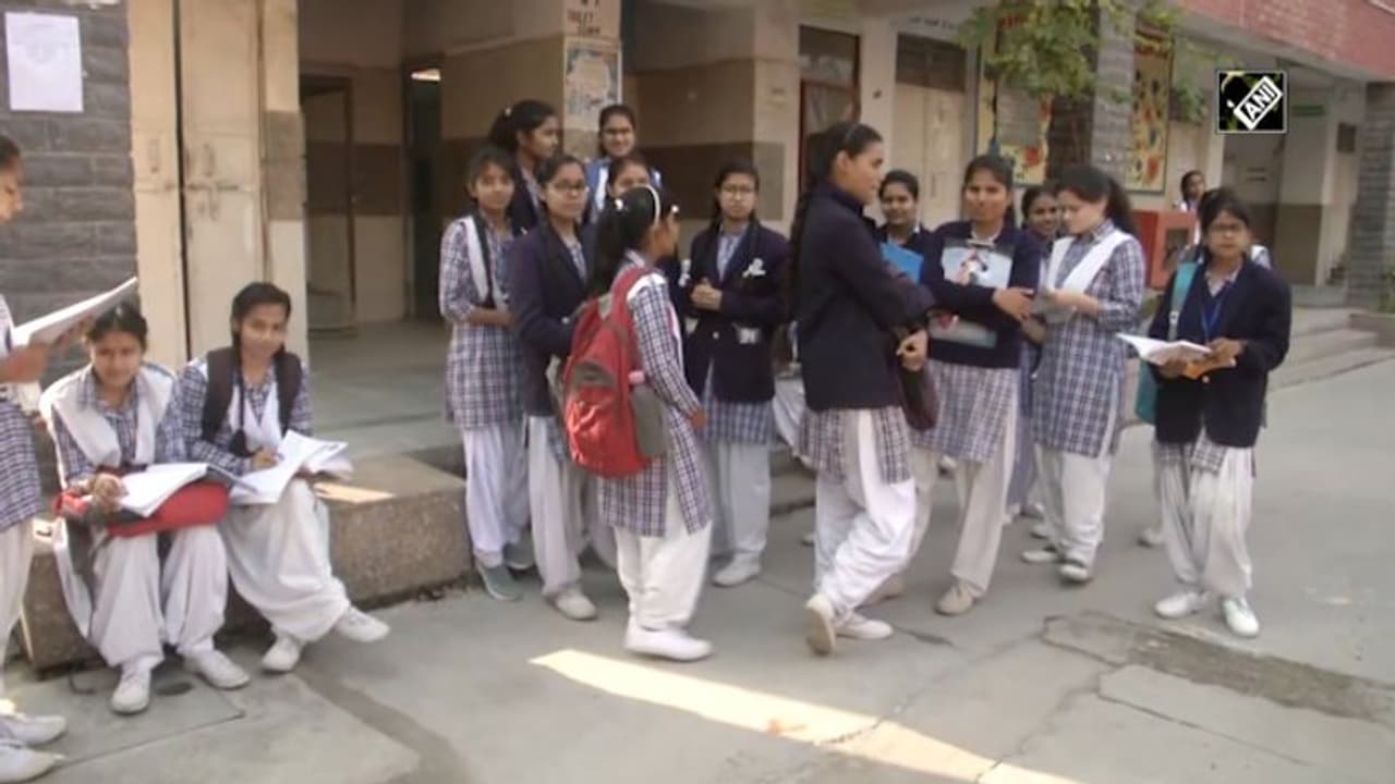 'ബിജെപിയുടെ സവിശേഷതകള്‍ എന്തെല്ലാം ?'; സിബിഎസ്ഇ 10ാം ക്ലാസ് ചോദ്യപേപ്പര്‍ വിവാദത്തില്‍