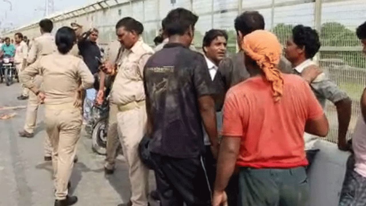 कार में बैठा युवक बना कंकाल, ऐसी मौत मिली कि लोग पास भी ना जा सके, चेहरा देख उड़ गए होश कार में बैठा युवक बना कंकाल, ऐसी मौत मिली कि लोग पास भी ना जा सके, चेहरा देख उड़ गए होश