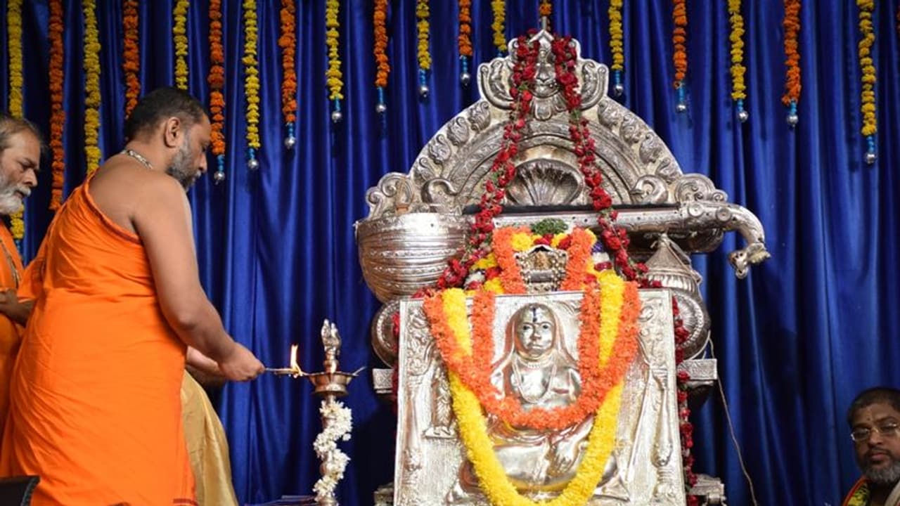 ರಾಯಚೂರು: ಮೂರು ತಿಂಗಳ ಬಳಿಕ ಮಂತ್ರಾಲಯ ರಾಯರ ದರ್ಶನಕ್ಕೆ ಅವಕಾಶ ರಾಯಚೂರು: ಮೂರು ತಿಂಗಳ ಬಳಿಕ ಮಂತ್ರಾಲಯ ರಾಯರ ದರ್ಶನಕ್ಕೆ ಅವಕಾಶ