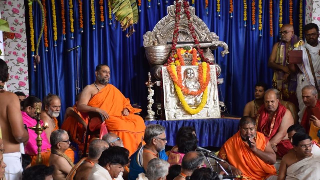 ರಾಯಚೂರು: ಮಂತ್ರಾಲಯದ ರಾಯರ ಮಠದಲ್ಲಿ ಗುರುಪೂರ್ಣಿಮಾ ರಾಯಚೂರು: ಮಂತ್ರಾಲಯದ ರಾಯರ ಮಠದಲ್ಲಿ ಗುರುಪೂರ್ಣಿಮಾ