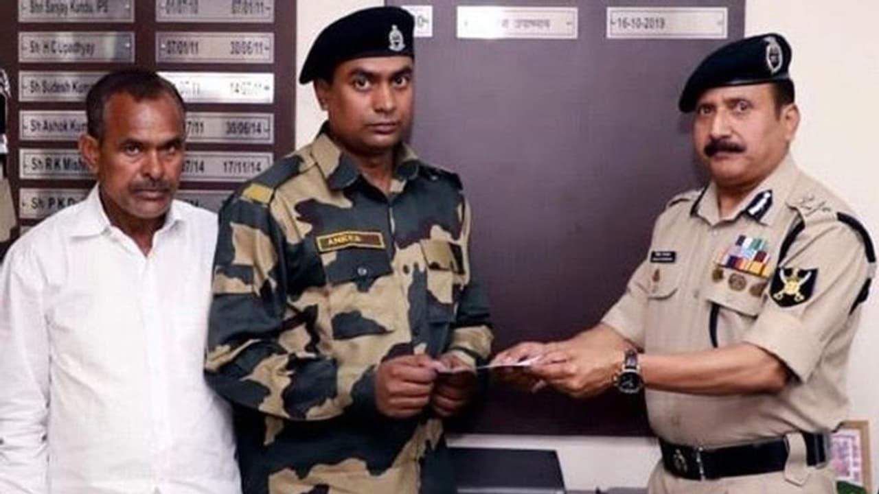 দিল্লির হিংসায় পুড়ে যাওয়া বাড়ি মেরামতির জন্য জওয়ানকে দশ লক্ষ টাকার চেক বিএসএফ এর দিল্লির হিংসায় পুড়ে যাওয়া বাড়ি মেরামতির জন্য জওয়ানকে দশ লক্ষ টাকার চেক বিএসএফ এর