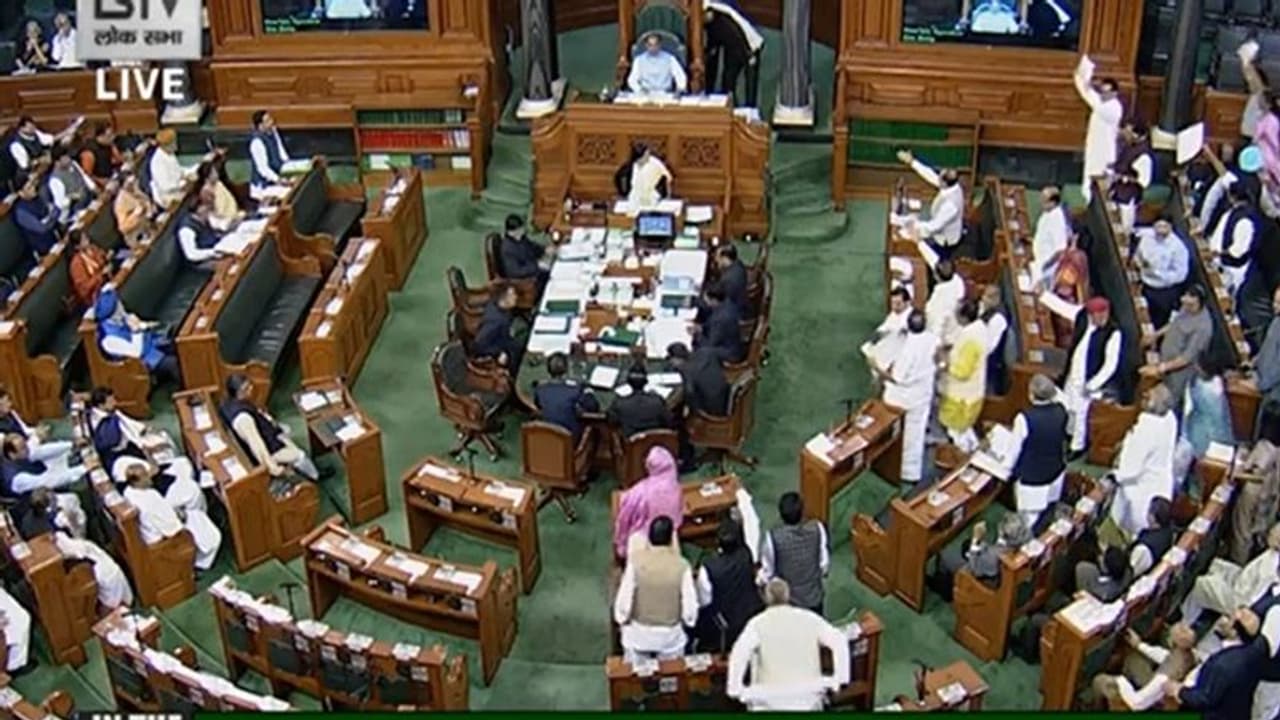 ദില്ലി കലാപം: അമിത് ഷായുടെ രാജി ആവശ്യപ്പെട്ട് ഇന്നും പ്രതിപക്ഷം നോട്ടീസ് നൽകും ദില്ലി കലാപം: അമിത് ഷായുടെ രാജി ആവശ്യപ്പെട്ട് ഇന്നും പ്രതിപക്ഷം നോട്ടീസ് നൽകും