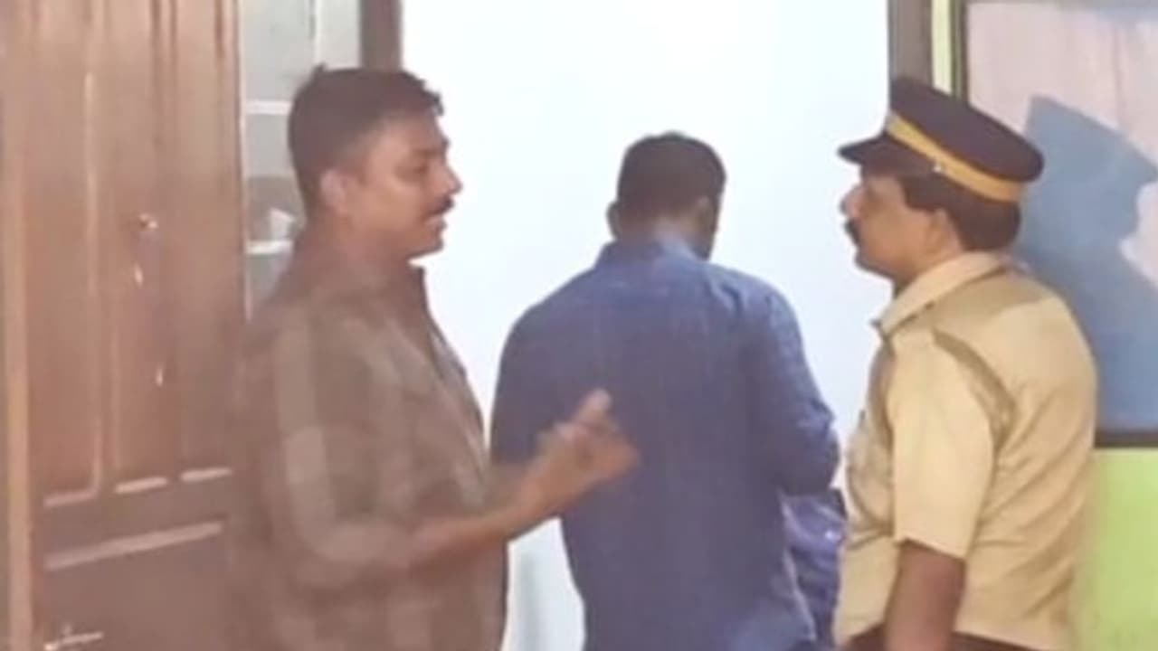 പ്രളയ ഫണ്ട് തട്ടിപ്പ് കേസിൽ എറണാകുളം കളക്ട്രേറ്റ് ജീവനക്കാരൻ വിഷ്ണുപ്രസാദ് അറസ്റ്റിൽ പ്രളയ ഫണ്ട് തട്ടിപ്പ് കേസിൽ എറണാകുളം കളക്ട്രേറ്റ് ജീവനക്കാരൻ വിഷ്ണുപ്രസാദ് അറസ്റ്റിൽ