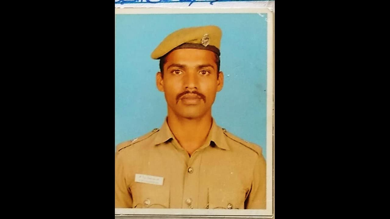 சிவகங்கை அருகே போலீஸ்காரர் துப்பாக்கியால் சுட்டு தற்கொலை.! சிவகங்கை அருகே போலீஸ்காரர் துப்பாக்கியால் சுட்டு தற்கொலை.!