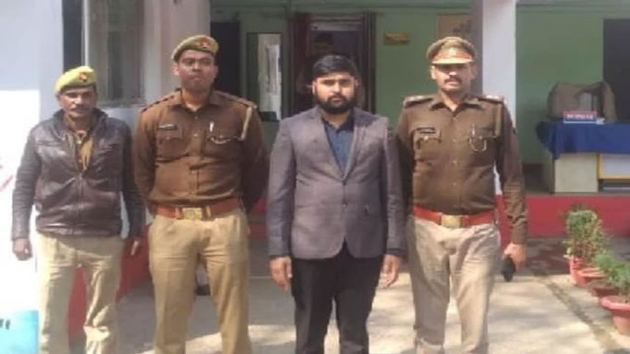 शाइन सिटी ग्रुप का प्रेसीडेंट चढ़ा पुलिस के हत्थे, करोड़ो रूपए के हेरफेर में पुलिस को थी तलाश शाइन सिटी ग्रुप का प्रेसीडेंट चढ़ा पुलिस के हत्थे, करोड़ो रूपए के हेरफेर में पुलिस को थी तलाश