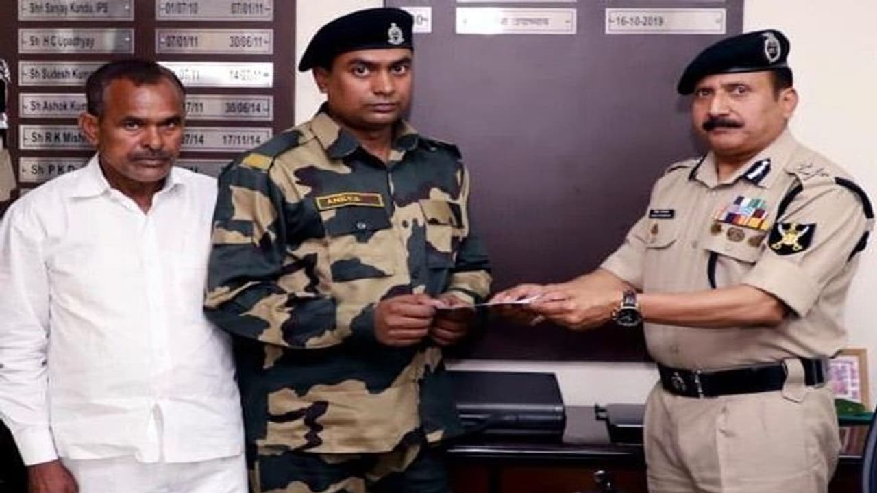 BSF ने अपने जवान अनीस को दिया 10 लाख का चेक, दंगाइयों ने उनके घर को जला दिया था BSF ने अपने जवान अनीस को दिया 10 लाख का चेक, दंगाइयों ने उनके घर को जला दिया था