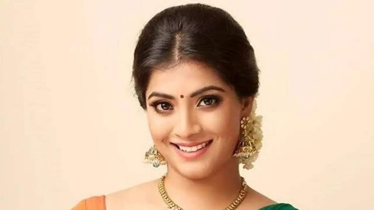 varalaxmi sarathkumar yoga : அட..வரலட்சுமியா இது?..சிக்கென இளைத்து..தலைகீழாய் யோக போஸ்... varalaxmi sarathkumar yoga : அட..வரலட்சுமியா இது?..சிக்கென இளைத்து..தலைகீழாய் யோக போஸ்...