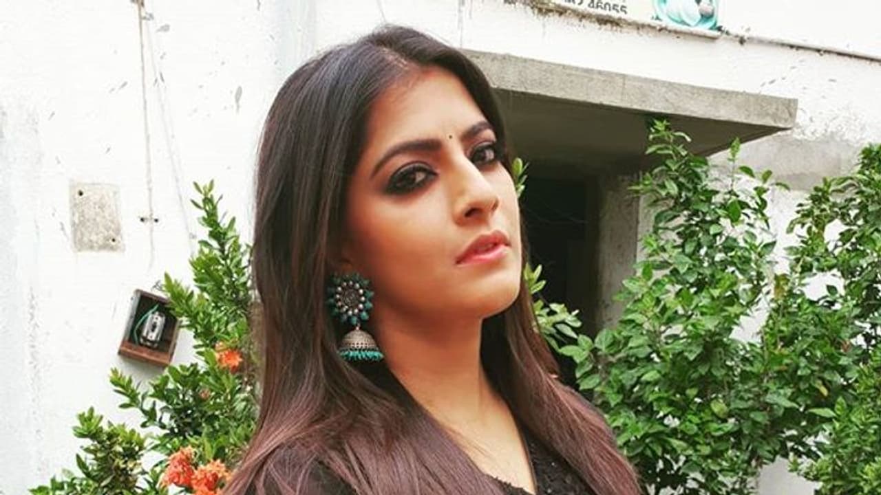 “கொரோனாவாவது டேஷ் ஆவது”... ஊரடங்கை மதிக்காதவர்களை கழுவி ஊற்றிய வரலட்சுமி சரத்குமார்...! “கொரோனாவாவது டேஷ் ஆவது”... ஊரடங்கை மதிக்காதவர்களை கழுவி ஊற்றிய வரலட்சுமி சரத்குமார்...!