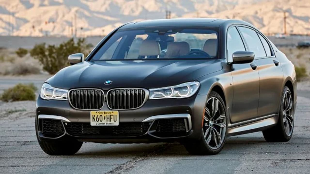 టాయ్ లెట్ కోసం కారు ఆపాడు.. తిరిగిచూసేలోపు బీఎండబ్ల్యూ మాయం టాయ్ లెట్ కోసం కారు ఆపాడు.. తిరిగిచూసేలోపు బీఎండబ్ల్యూ మాయం