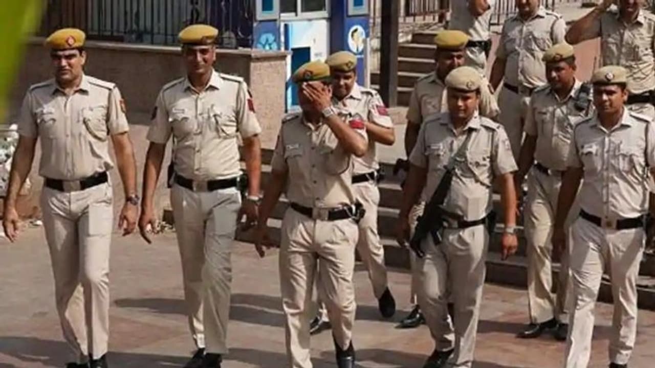 ദില്ലി കലാപം: വ്യാജ സന്ദേശം പ്രചരിപ്പിക്കുന്നവർക്കെതിരെ കർശന നടപടിയുമായി പൊലീസ്, 24 പേർ പിടിയിൽ