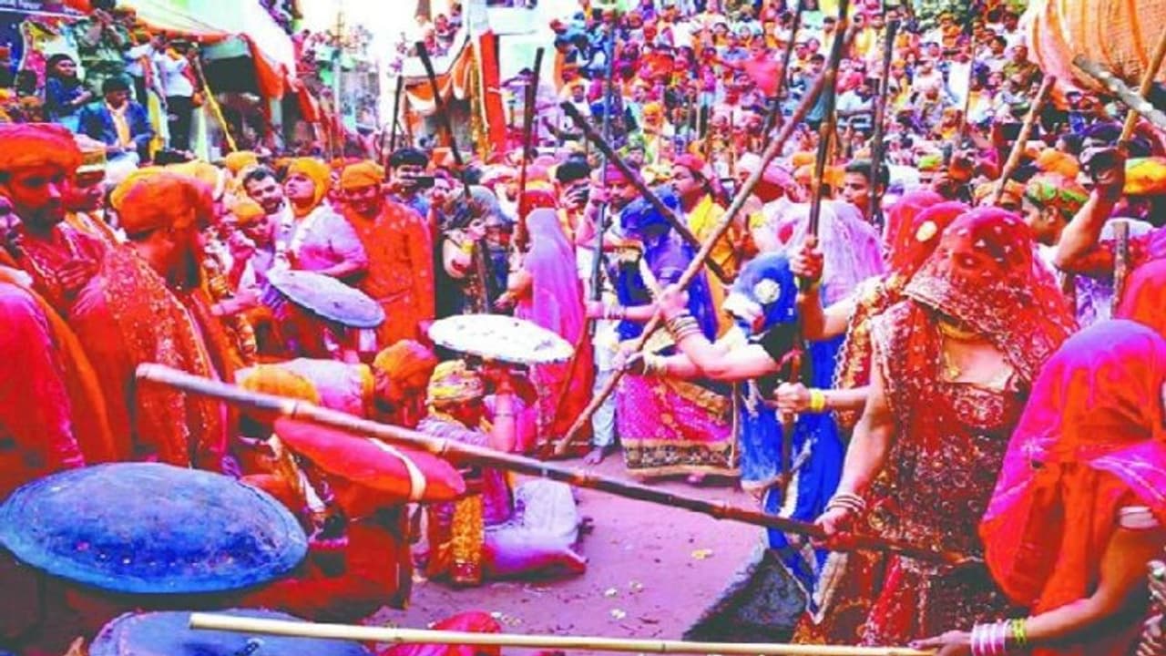 यहां आज से शुरू हो गई अनोखी होली, 11 मार्च को होगी खत्म, 10 कुंतल टेसू के फूलों से ऐसे बना रंग यहां आज से शुरू हो गई अनोखी होली, 11 मार्च को होगी खत्म, 10 कुंतल टेसू के फूलों से ऐसे बना रंग