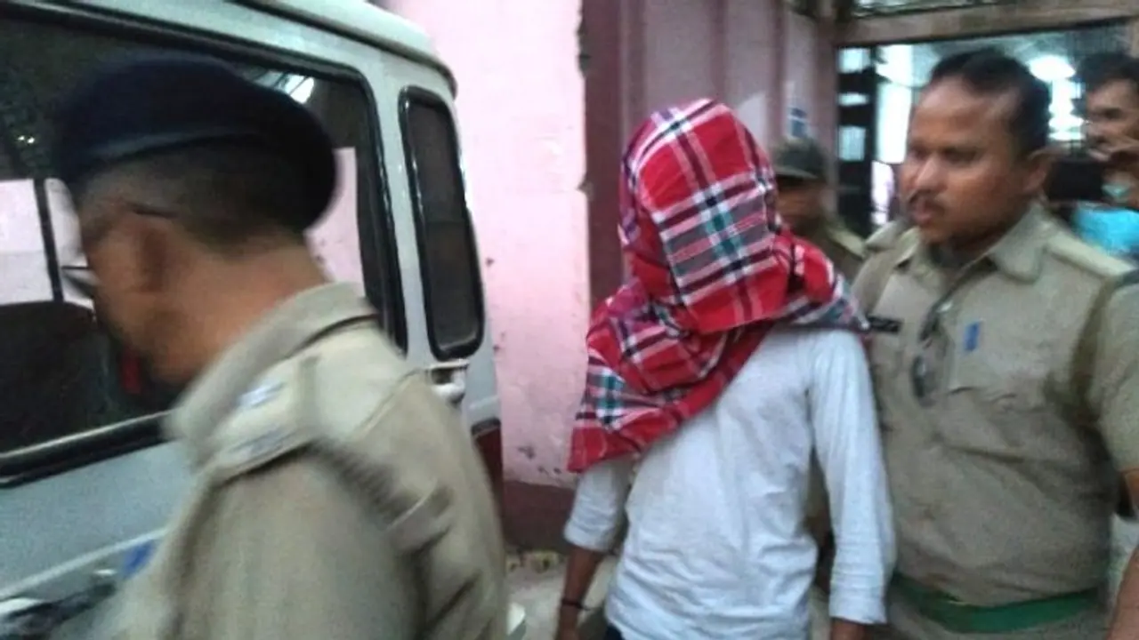 মহিলার ছবি দিয়ে ফেক অ্যাকাউন্ট, 'নোংরা স্ট্যাটাস' দেওয়ায় গ্রেফতার যুবক মহিলার ছবি দিয়ে ফেক অ্যাকাউন্ট, 'নোংরা স্ট্যাটাস' দেওয়ায় গ্রেফতার যুবক