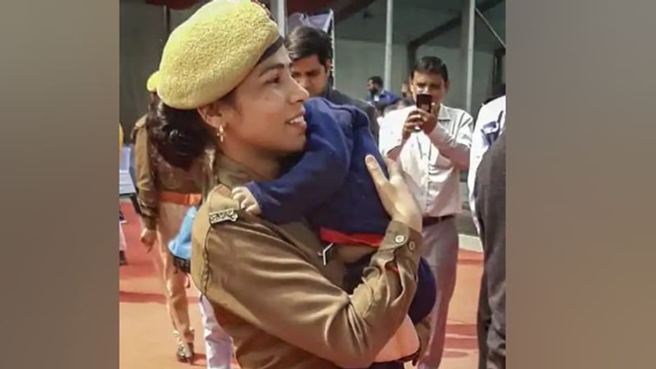 पति का था एग्जाम, योगी की ड्यूटी में बच्चे को गोद में लेकर पहुंची महिला कॉन्स्टेबल पति का था एग्जाम, योगी की ड्यूटी में बच्चे को गोद में लेकर पहुंची महिला कॉन्स्टेबल