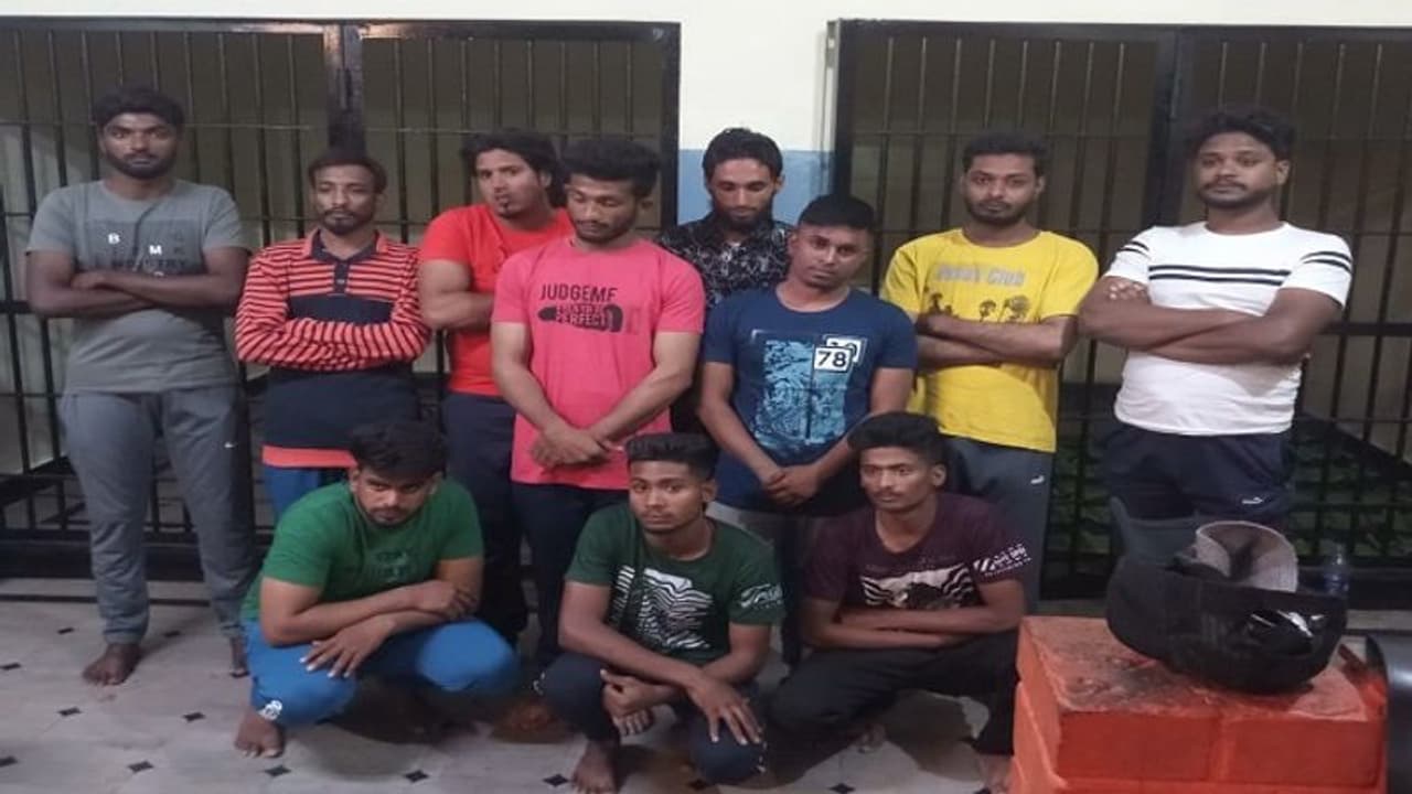 ಹಾಡ ಹಗಲೇ ಮಚ್ಚು ಝಳಪಿಸಿ ಕರವಾಗಿ ಕೊಲೆ ಮಾಡಿದ್ದವರು ಸಿಕ್ಕಿಬಿದ್ರು! ಹಾಡ ಹಗಲೇ ಮಚ್ಚು ಝಳಪಿಸಿ ಕರವಾಗಿ ಕೊಲೆ ಮಾಡಿದ್ದವರು ಸಿಕ್ಕಿಬಿದ್ರು!