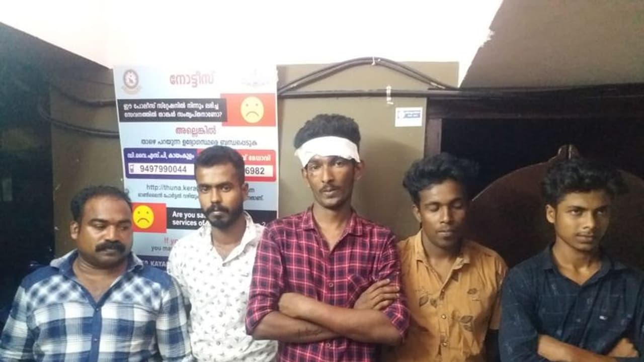 യുവാവിനെ വീടുകയറി വെട്ടിയ അഞ്ചംഗ സംഘം അറസ്റ്റില് യുവാവിനെ വീടുകയറി വെട്ടിയ അഞ്ചംഗ സംഘം അറസ്റ്റില്