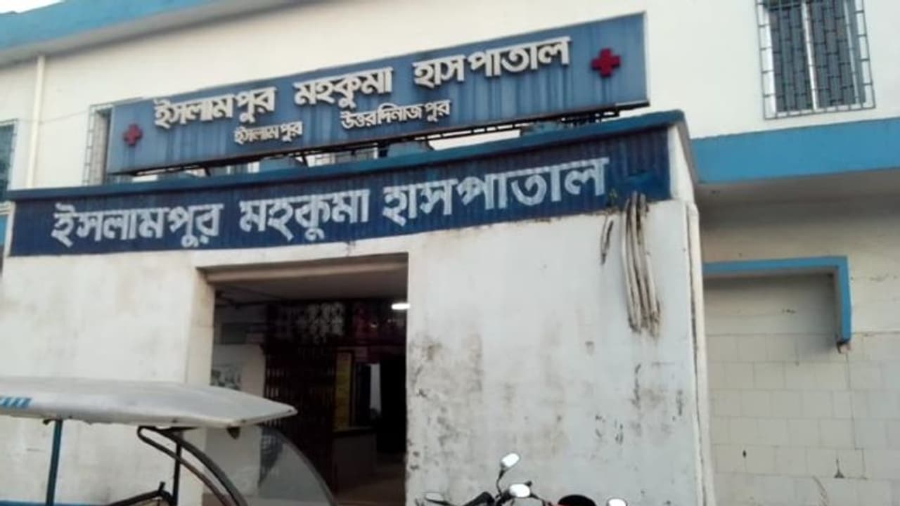 হাসপাতালে সাংবাদিকদের ঢোকায় নিষেধাজ্ঞা, বিতর্ক তুঙ্গে ইসলামপুরে হাসপাতালে সাংবাদিকদের ঢোকায় নিষেধাজ্ঞা, বিতর্ক তুঙ্গে ইসলামপুরে