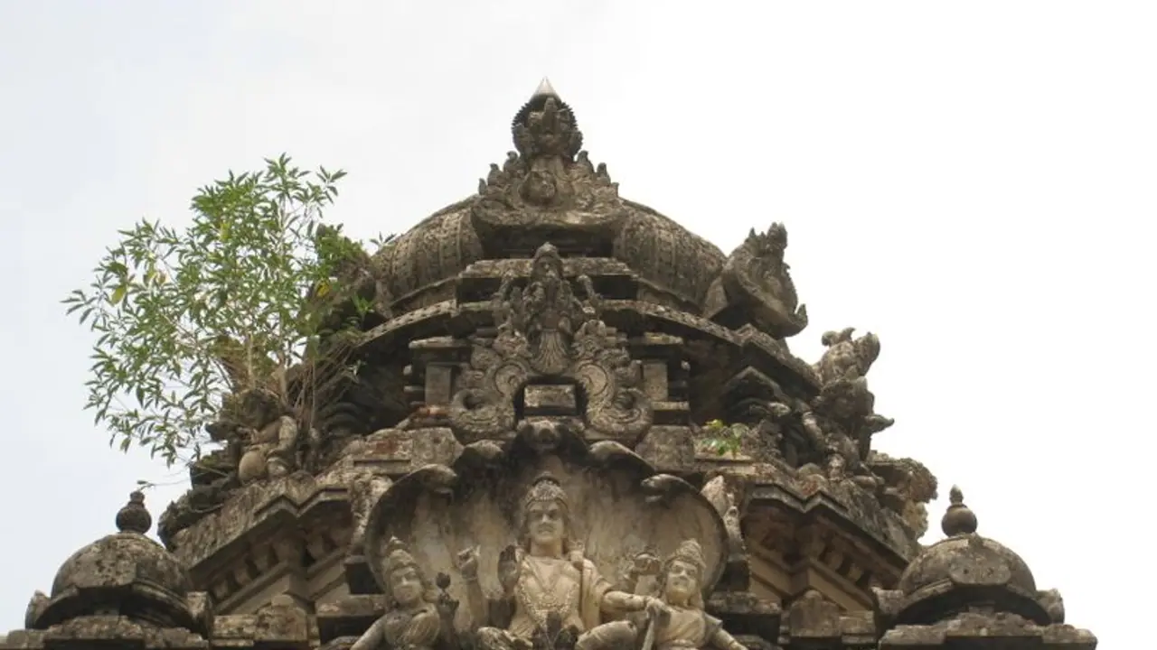 காதல் பிரச்னையில் தன்னை தாக்கியவர்களை தண்டிக்காததால் ஆத்திரம்... கடவுள் சிலையை சேதப்படுத்திய இளைஞர்..!