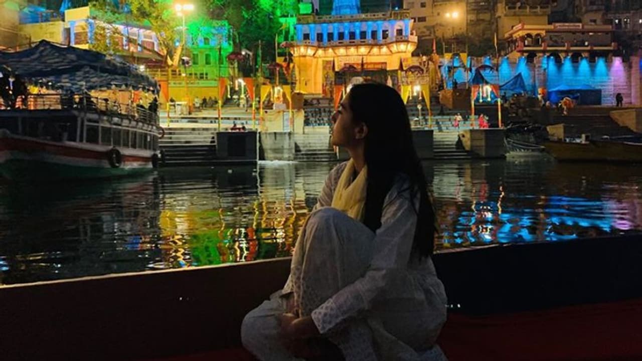 কেদারনাথ অভিনেত্রী এবার বারাণসীতে, সারার সোশ্যাল মিডিয়ায় গঙ্গা আরতির ছবি কেদারনাথ অভিনেত্রী এবার বারাণসীতে, সারার সোশ্যাল মিডিয়ায় গঙ্গা আরতির ছবি