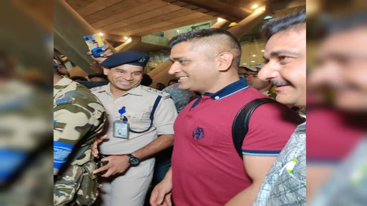 চেন্নাইয়ে পৌঁছলেন ধোনি, তাকে দেখে উচ্ছসিত ভক্তরা চেন্নাইয়ে পৌঁছলেন ধোনি, তাকে দেখে উচ্ছসিত ভক্তরা