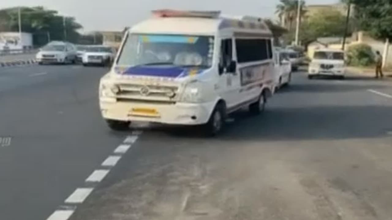 করোনা আতঙ্ক, পোস্তার বৃদ্ধকে মাঝপথে ফেলে পালাল অ্যাম্বুল্যান্স করোনা আতঙ্ক, পোস্তার বৃদ্ধকে মাঝপথে ফেলে পালাল অ্যাম্বুল্যান্স