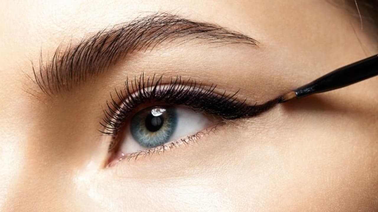 ഐലൈനർ ഭംഗിയായി എഴുതാം; ശ്രദ്ധിക്കേണ്ട കാര്യങ്ങള്... ഐലൈനർ ഭംഗിയായി എഴുതാം; ശ്രദ്ധിക്കേണ്ട കാര്യങ്ങള്...