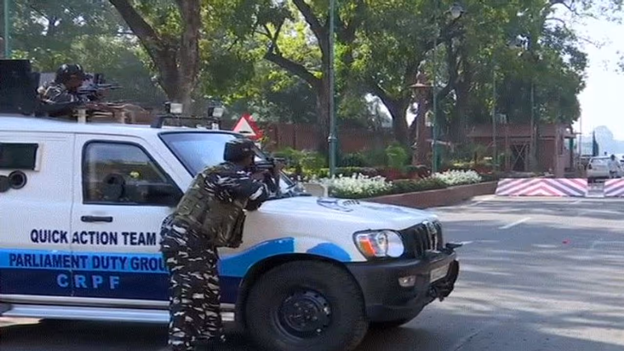 ബൂം ബാരിയറില് തട്ടി; ബിജെപി എംപിയുടെ കാറിനു നേരെ തോക്ക് ചൂണ്ടി സുരക്ഷാ സേന ബൂം ബാരിയറില് തട്ടി; ബിജെപി എംപിയുടെ കാറിനു നേരെ തോക്ക് ചൂണ്ടി സുരക്ഷാ സേന