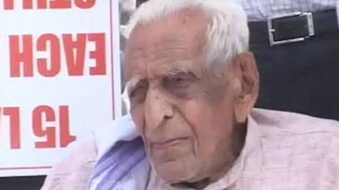 സ്വാതന്ത്ര്യസമര സേനാനിയെ 'പാക് ഏജന്റ്' എന്നാക്ഷേപിച്ച് ബിജെപി എംഎൽഎ; കർണാടകത്തിൽ പ്രതിഷേധം ശക്തം സ്വാതന്ത്ര്യസമര സേനാനിയെ 'പാക് ഏജന്റ്' എന്നാക്ഷേപിച്ച് ബിജെപി എംഎൽഎ; കർണാടകത്തിൽ പ്രതിഷേധം ശക്തം