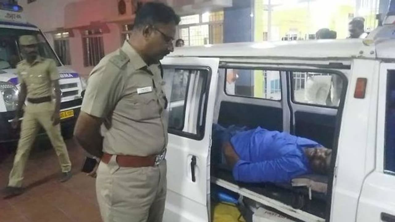 என்னை மன்னிச்சுடுங்க சார்... வாட்ஸ் அப் குரூப்பில் செய்தி அனுப்பி காட்டுப்பகுதியில் தூக்கில் தொங்கிய போலீஸ்..! என்னை மன்னிச்சுடுங்க சார்... வாட்ஸ் அப் குரூப்பில் செய்தி அனுப்பி காட்டுப்பகுதியில் தூக்கில் தொங்கிய போலீஸ்..!